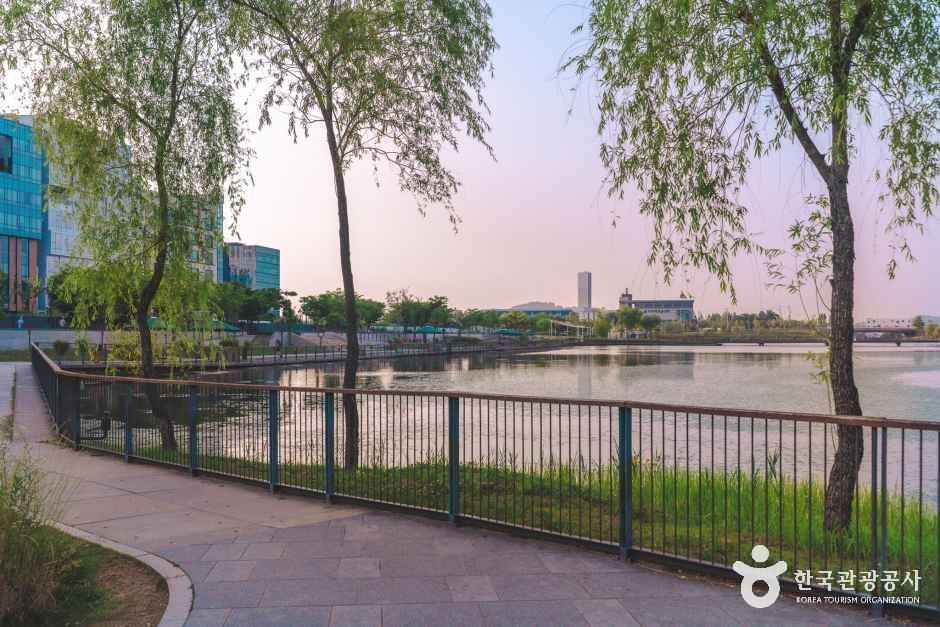 서울식물원 호수원 주변의 물길과 초록 산책로