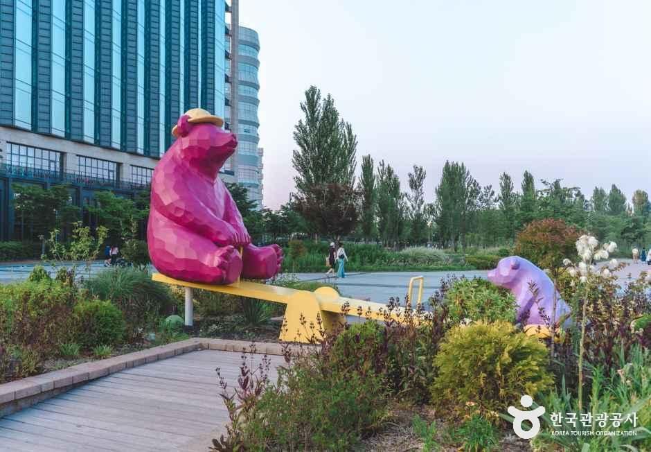 서울식물원 열린숲의 넓은 녹지와 산책길