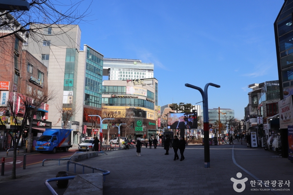서울 도심의 활기찬 거리와 상점 풍경