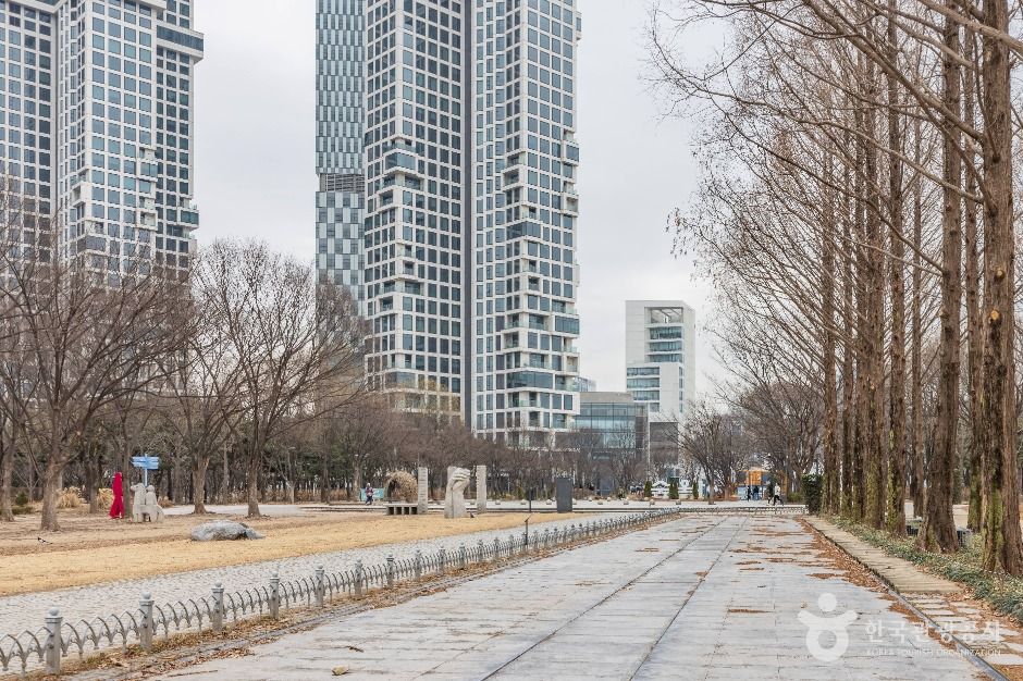 서울숲과 도심 건물이 함께 보이는 산책로