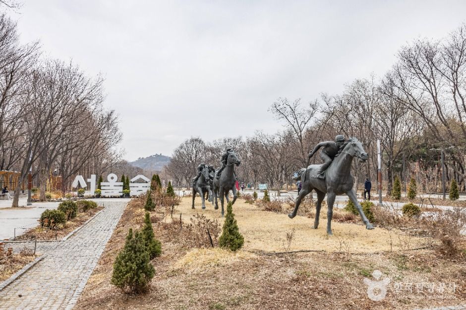 서울숲의 정원과 조각 작품이 이어지는 공간