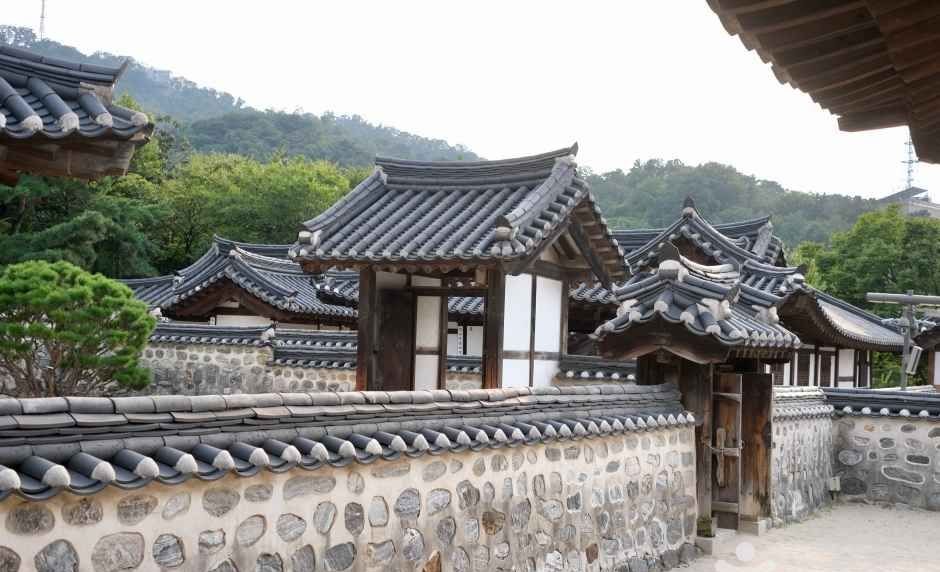 기와지붕과 돌담이 이어진 남산골한옥마을 전경