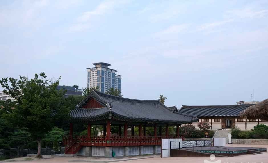 정자와 누각이 있는 남산골한옥마을 야외 공간