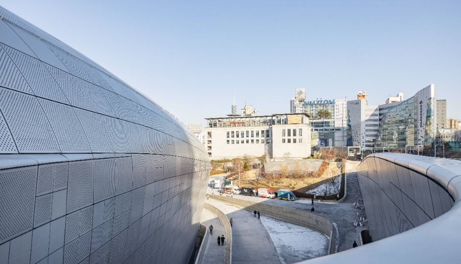 곡선 외벽과 계단이 이어지는 동대문디자인플라자 외관