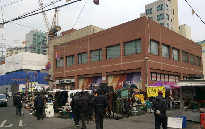 서울풍물시장 안쪽 식당과 상점이 이어지는 모습