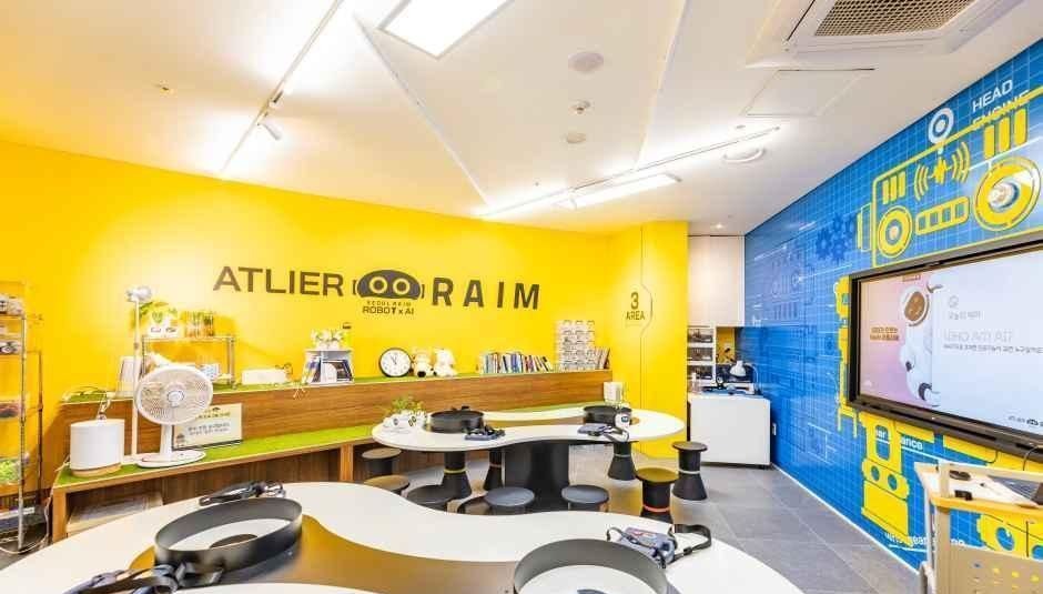 노란 벽면과 조작 장비가 마련된 서울로봇인공지능과학관 체험형 공간