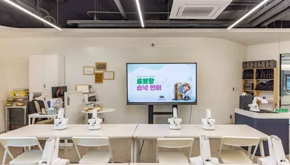 작은 로봇 장비와 설명 화면이 놓인 서울로봇인공지능과학관 교육 공간