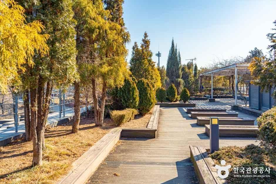 서서울호수공원 퍼걸러와 나무가 이어진 정원 산책 공간