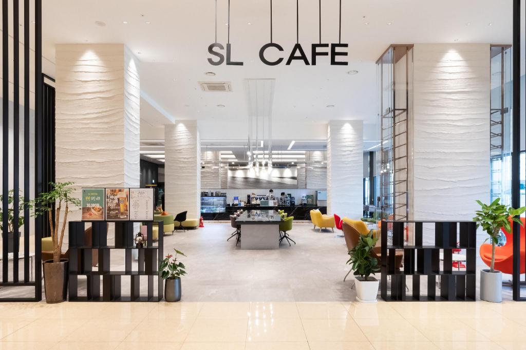 SL 호텔 강릉 SL CAFE 실내 다이닝 공간