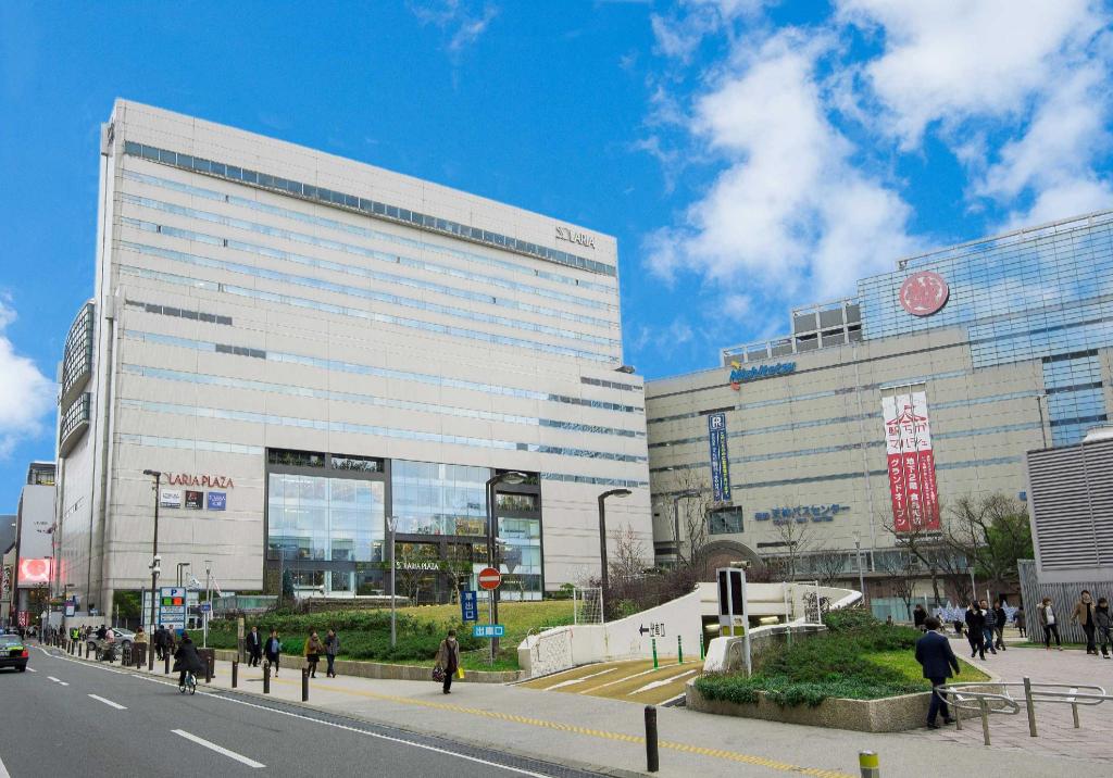 텐진 중심가에 자리한 솔라리아 니시테츠 호텔 후쿠오카와 솔라리아 플라자 건물 외관