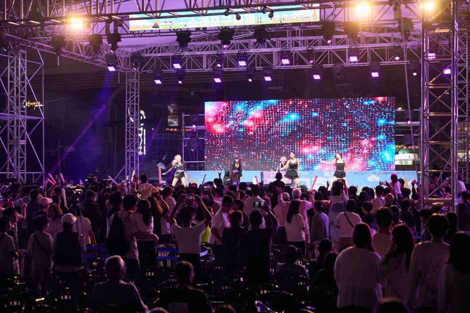 대형 LED 스크린 무대 앞에 수많은 관람객이 모여 야간 공연을 관람하는 소래포구축제 현장