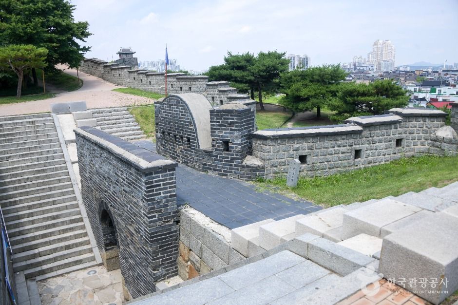 계단과 성벽이 이어지는 수원화성 서쪽 구간