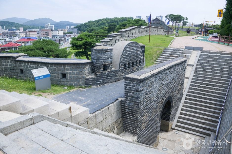 수원화성 성벽과 계단, 주변 도심이 함께 보이는 산책 구간
