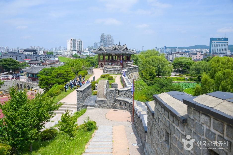 수원화성의 성벽과 누각, 나무가 어우러진 화홍문 주변 풍경