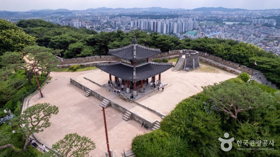 수원화성 성곽과 누각 너머로 펼쳐진 도심 풍경