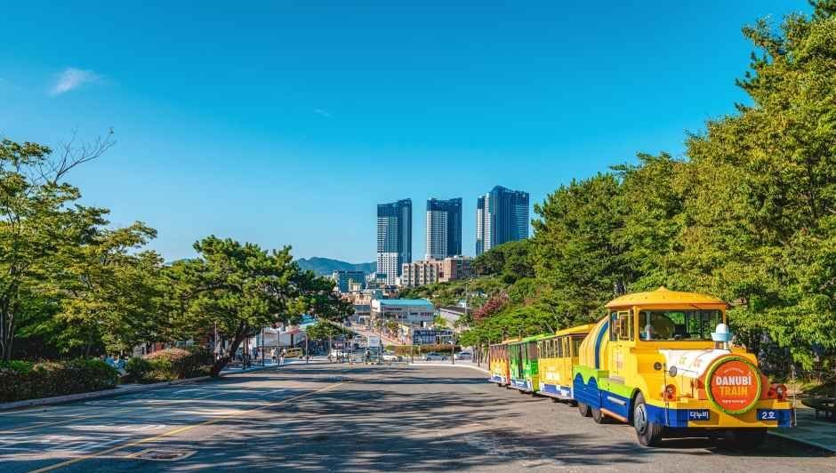 태종대유원지를 순환하는 노란색 다누비열차