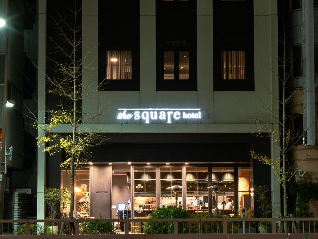 더 스퀘어 호텔 긴자 건물 야경과 the square hotel 간판