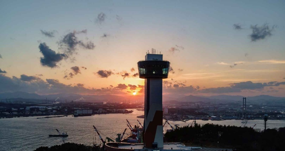 울산대교 전망대에서 바라본 해질 무렵의 항구와 다리