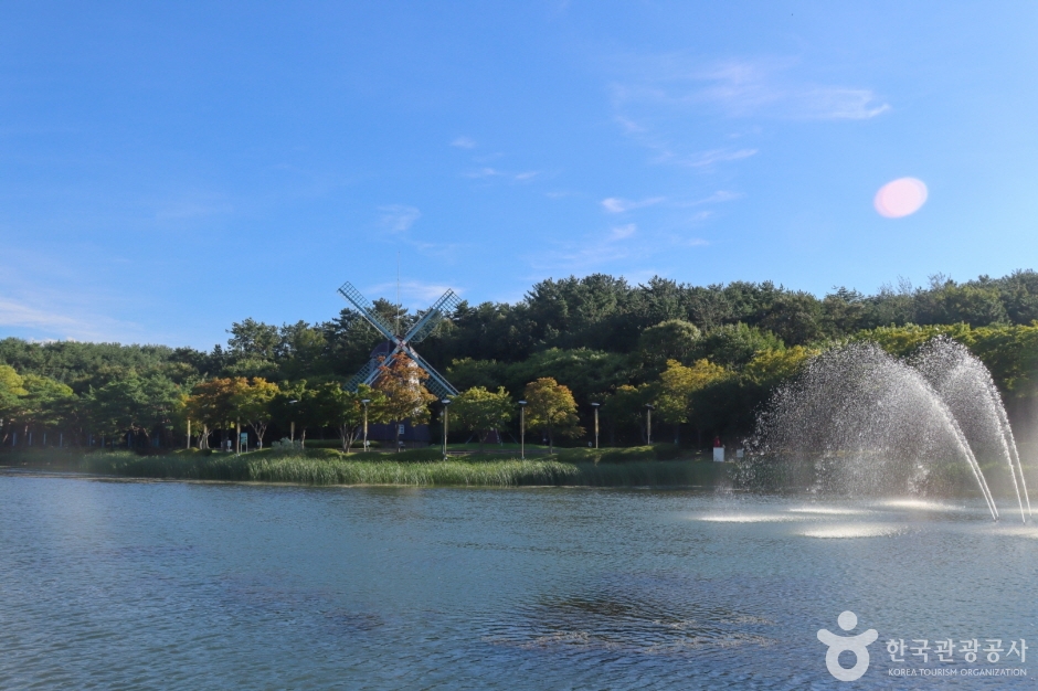 울산대공원 숲 너머로 보이는 풍차와 분수