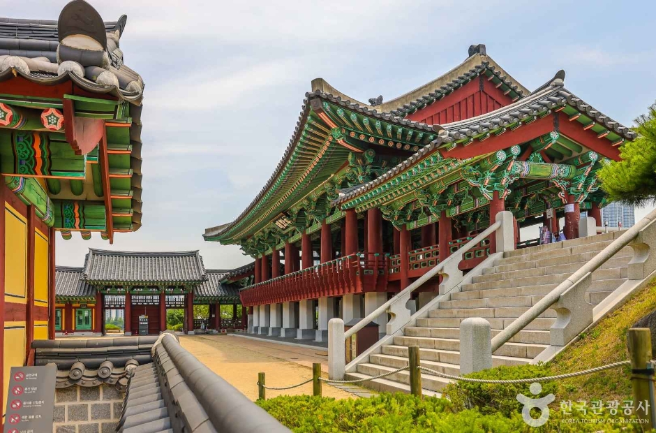 계단과 처마, 단청이 함께 보이는 태화루 외관