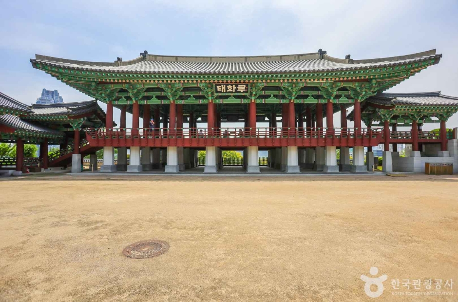 태화루 누각 외관과 계단이 보이는 경관