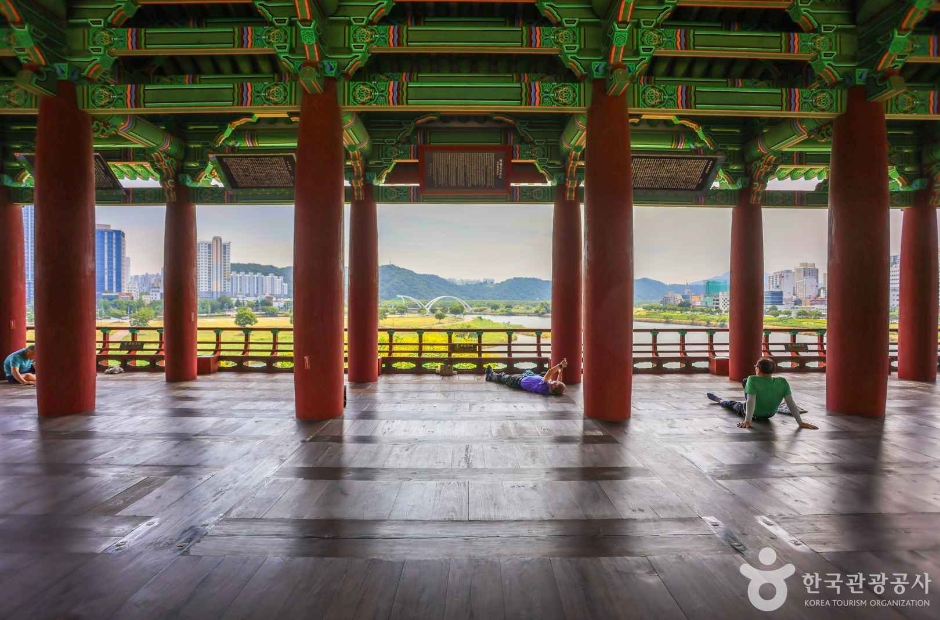 태화루 누각 안쪽에서 바라본 태화강과 강변 풍경