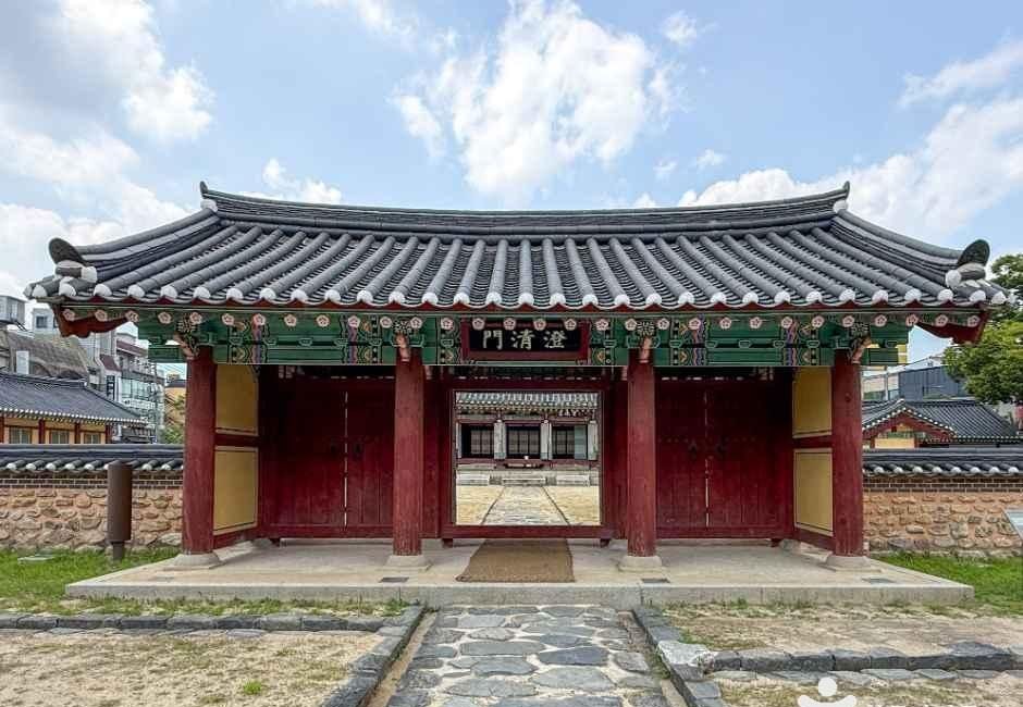 강원감영 내삼문인 징청문의 야경 어울리는 전경
