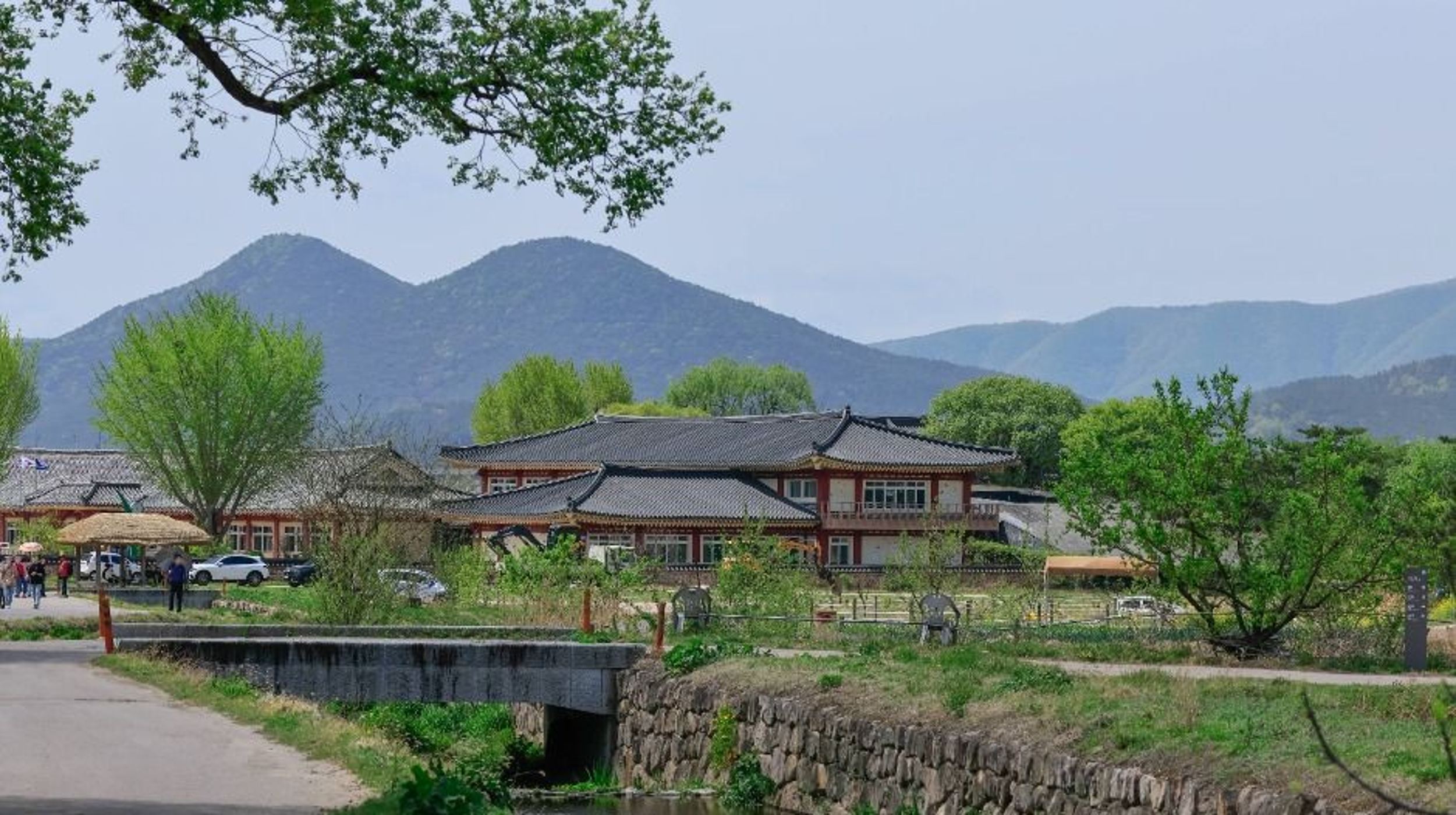 완만한 산기슭을 따라 넓게 퍼진 양동마을 고택들