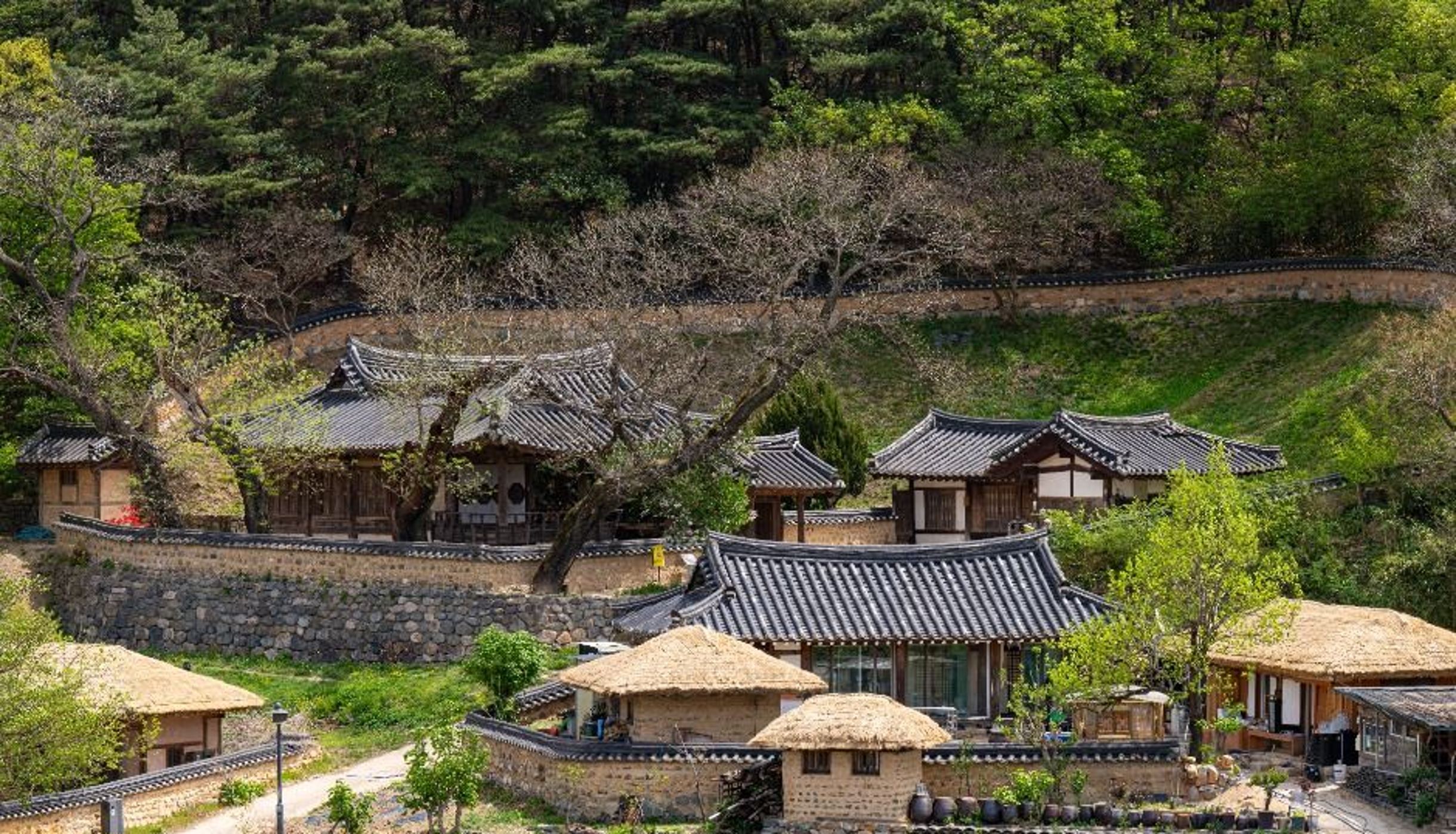 기와집과 초가집이 가까이 붙어 있는 양동마을 골목