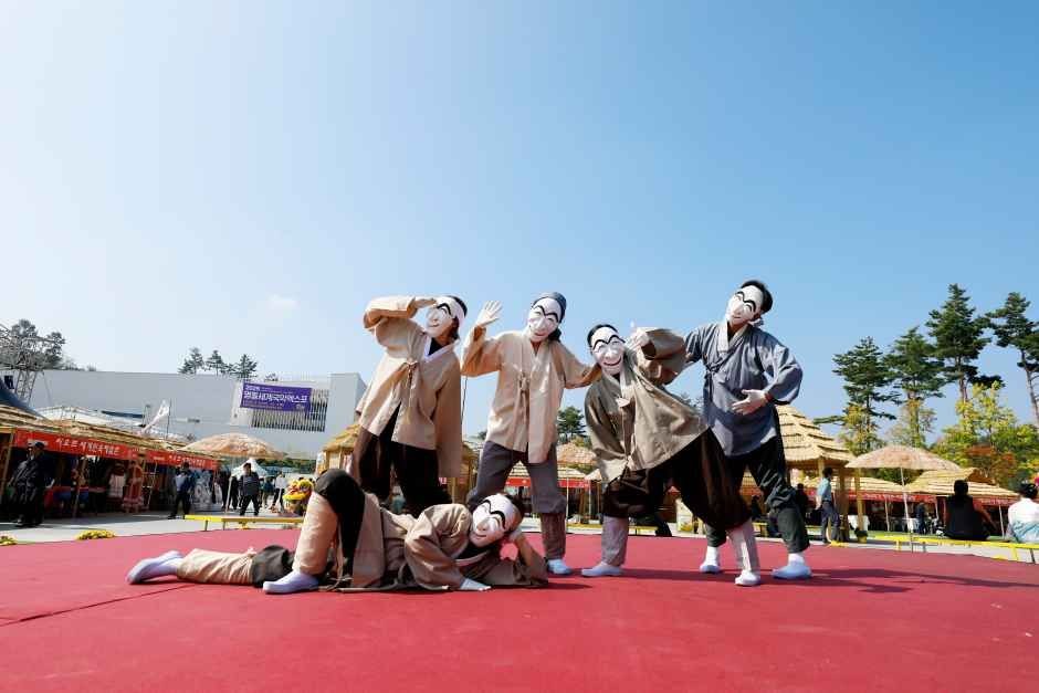 붉은 무대에서 탈을 쓴 출연자들이 전통극을 공연하는 영동난계국악축제 현장