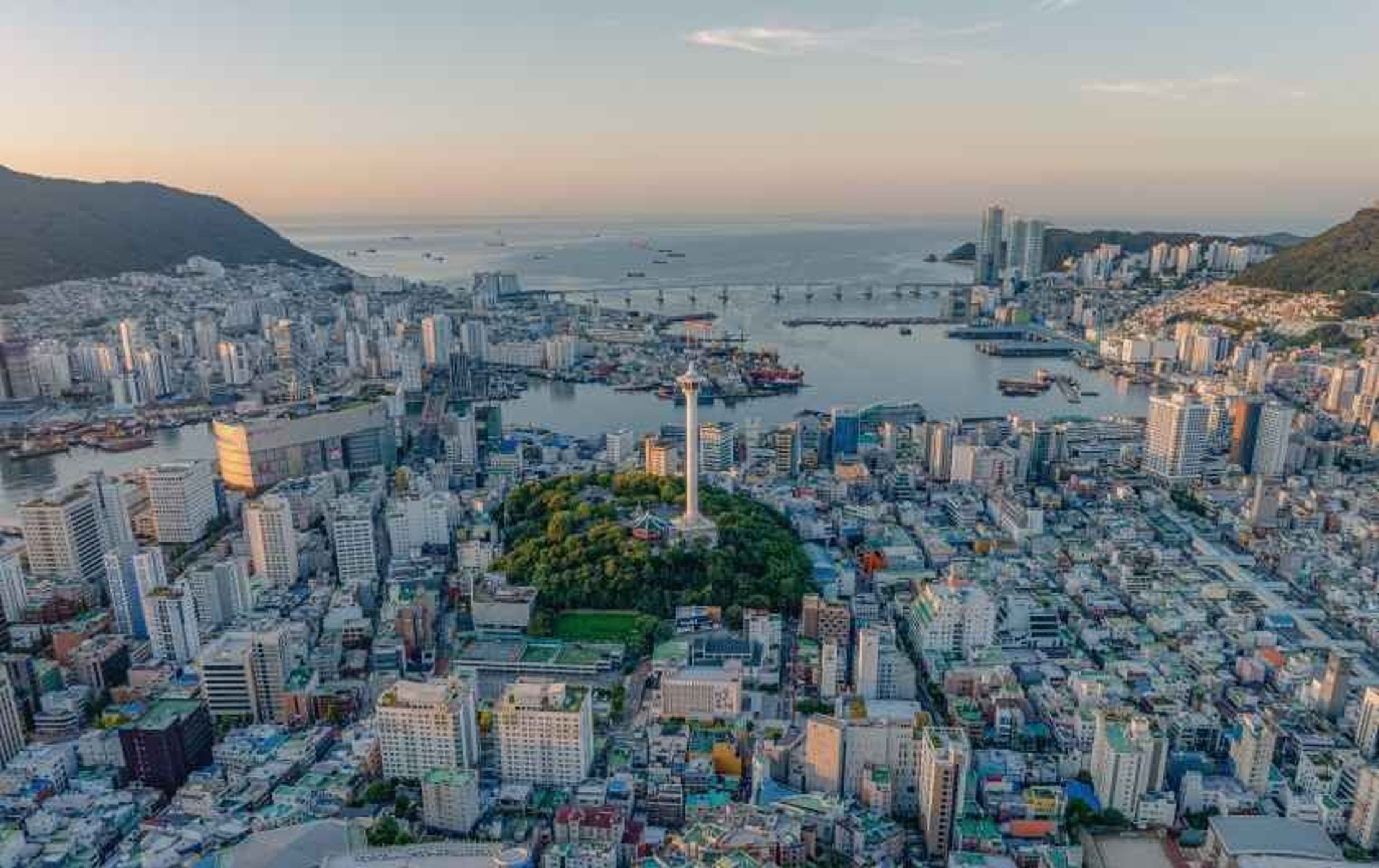 용두산공원과 부산타워, 그 너머로 보이는 부산항 전경