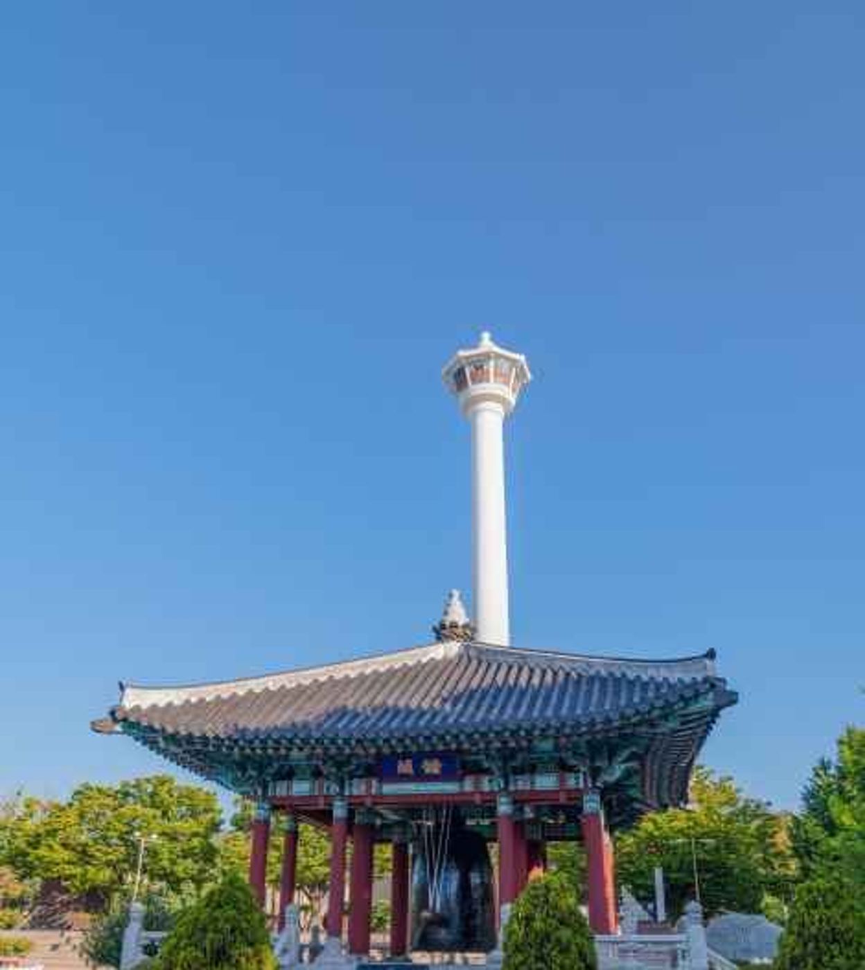 청기와 팔각정과 그 뒤로 보이는 부산타워, 부산 시민의 종각